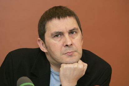 El portavoz de la ilegalizada Batasuna, Arnaldo Otegi, en una rueda de prensa en 2007.