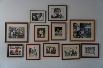Retratos de la familia extendida de Susan Mailer en su casa. Su padre tuvo nueve hijos con seis esposas y, pese a las circunstancias, se han mantenido unidos.