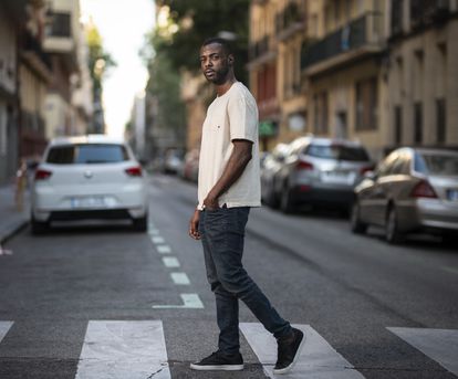 El actor Boré Buika, el viernes en una calle de Madrid.