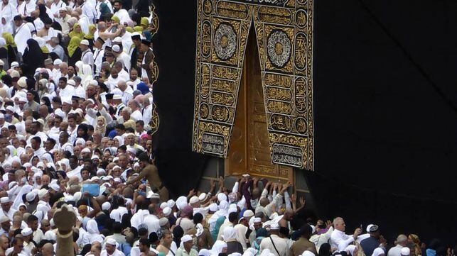 Peregrinos musulmanes rezan junto a la Kaaba, en La Meca, este lunes.