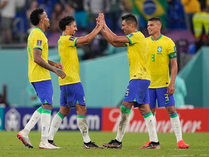 El centrocampista brasileño Casemiro celebra la victoria junto a sus compañeros.