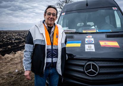 Enrique Arnau, next to his van near the Siret pass, this Sunday.