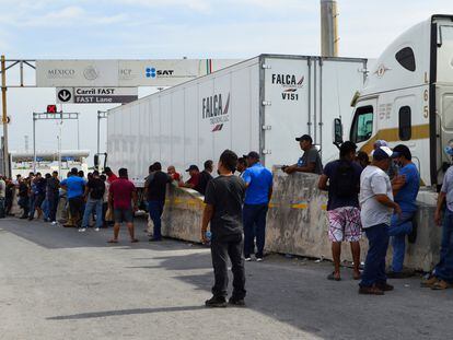 Camioneros mexicanos bloquean el Puente Internacional Pharr-Reynosa que conecta la ciudad de Reynosa con McAllen, Texas, el 11 de abril.