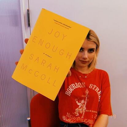 Emma Roberts
El de Emma Roberts se llama Belletrist y mantiene un perfil de Instagram súper activo y comprometido con sus lecturas. Cada mes, destacan no solo un libro, sino también una librería independiente de Estados Unidos, en algunas de las cuales organizan ocasionalmente lecturas (especialmente en Los Angeles). Aunque no siempre se cumple, tanto ella como Karah Preiss (su compañera llevando el club), suelen elegir ensayos y memorias escritos por mujeres.