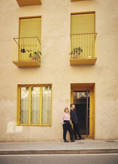 Anna i Eugeni Bach a la seva última obra al carrer Horta de Barcelona.
