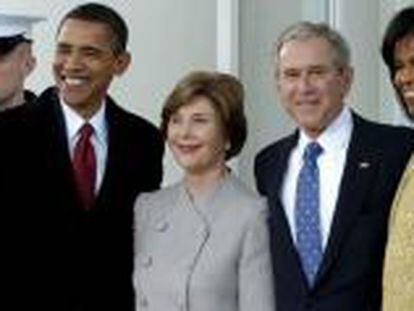 Los matrimonios Obama y Bush en la Casa Blanca.