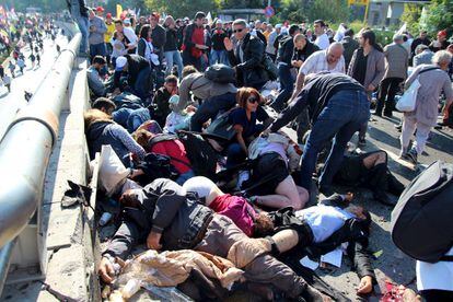 Al menos 95 personas han muerto y 246 resultaron heridas en dos explosiones en una plaza en el exterior de la estación de trenes de Ankara, donde se congregaban cientos de manifestantes que participaban en una marcha por la paz, el trabajo y la democracia.