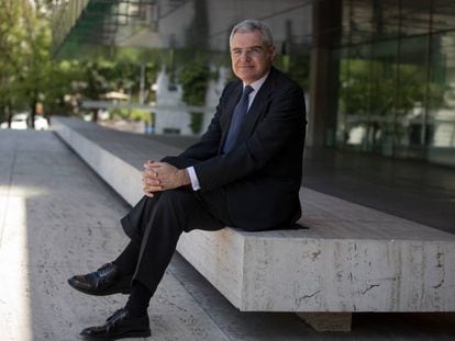 Pedro Pérez-Llorca posa en la entrada de la sede del despacho en Madrid. 