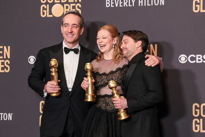 Los actores Matthew Macfayden, Sarah Snook  y Kieran Culkin, con sus Globos de Oro por sus papeles en la serie 'Succession', el 7 de enero de 2024 en el hotel Beverly Hilton de Beverly Hills, California.
