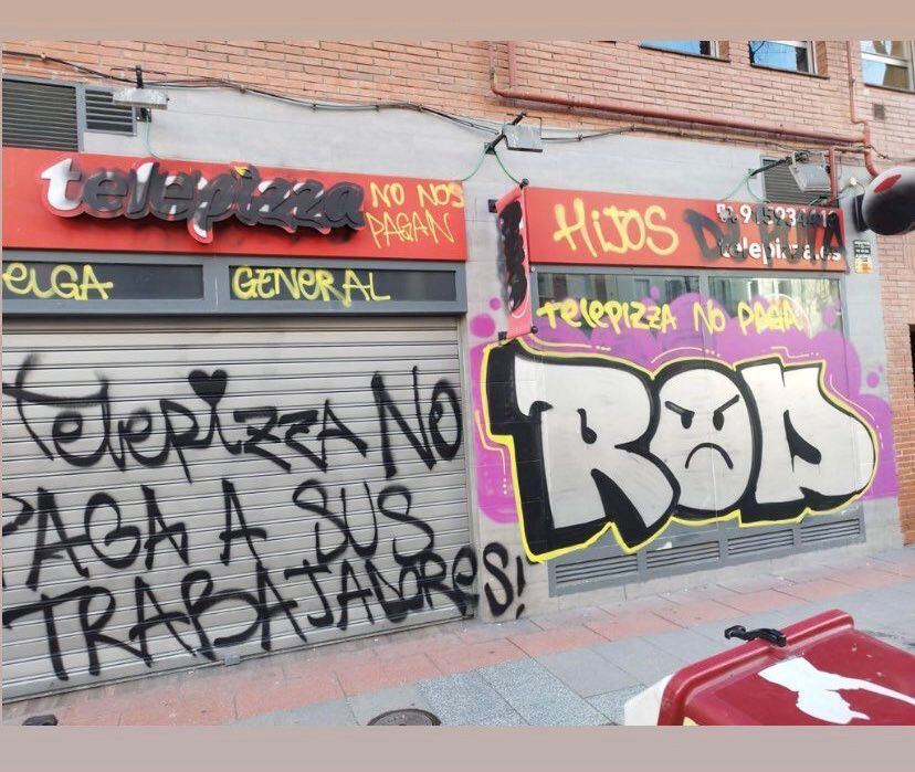 Varias pintadas en las persianas del local de Telepizza en la calle Bravo Murillo de Madrid.