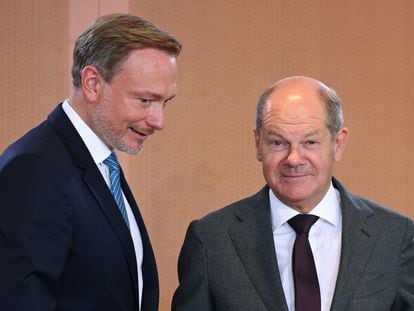 El canciller alemán, Olaf Scholz (derecha) con el ministro de Hacienda, Christian Lindner este miércoles en Berlín tras la reunión semanal del Ejecutivo alemán.