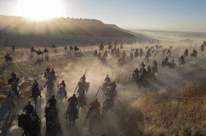 Caballistas guían a los toros de la ganadería Condessa del Sobrel durante la tercera jornada de los encierros de Cuéllar (Segovia).