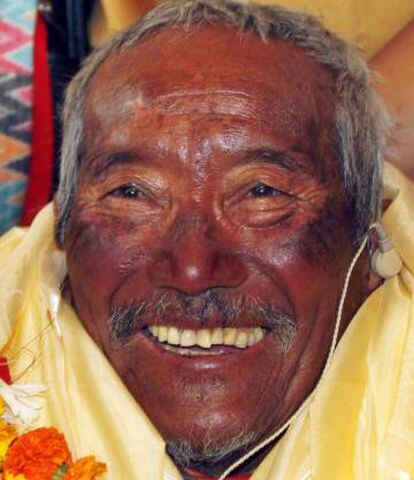 Min Bahadur Sherchan, en 2008, cuando hizo cumbre en el Everest con 76 años.