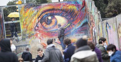 Un artista participante de Ús Barcelona realizando su obra.