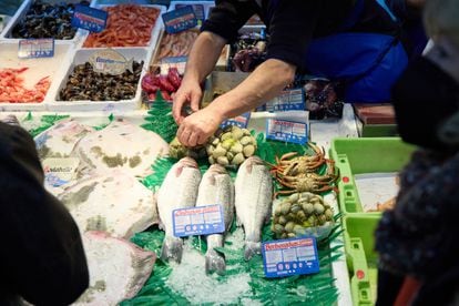 Un mostrador de pescadería en un mercado de Madrid, España.