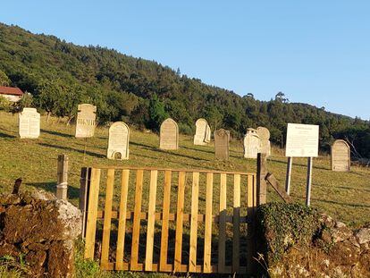 Vista de la decena de lápidas que han sido colocadas por el momento en el Campo das Laudas, en Cerdedo-Cotobade (Pontevedra), en una imagen cedida por la asociación.