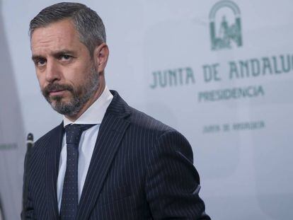 El consejero de Hacienda de la Junta de Andalucía, Juan Bravo (PP), al inicio de su rueda de prensa tras el Consejo de Gobierno.