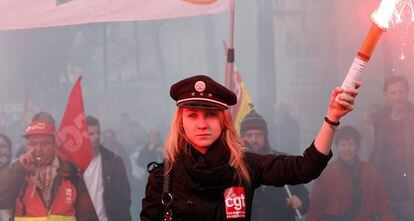 Una joven con una bengala, durante una protesta en París contra la reforma de las pensiones.