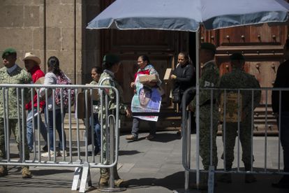 Familiares de los 43 jóvenes normalistas al salir de Palacio Nacional, el 20 de septiembre.