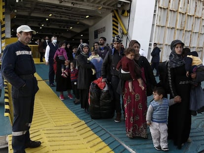 Refugiados y migrantes desembarcan del ferry Eleftherios Venizelos a su llegada al puerto de Elefsina, procedentes de la isla de Lesbos.