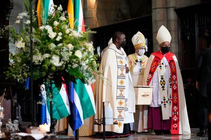 El féretro de Tutu es sacado de la catedral tras la ceremonia por varios religiosos