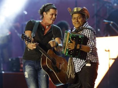 El cantante Carlos Vives y el acordeonista Egidio Cuadrado interpretando vallenato.