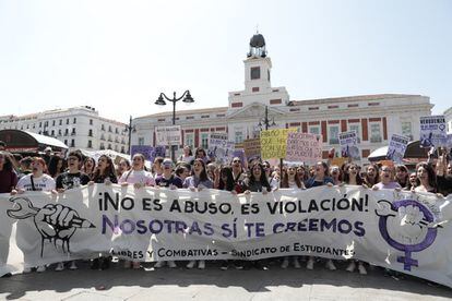 Cabecera de la manifestación estudiantil contra la sentencia de La Manada en la puerta del Sol de Madrid.