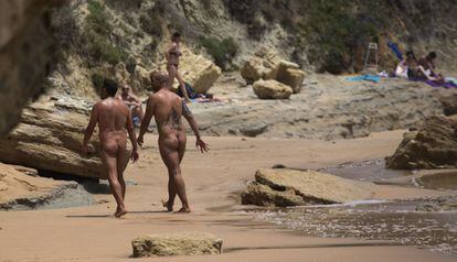 Varias personas practican nudismo en la playa de los Caños de Meca, Cadiz.