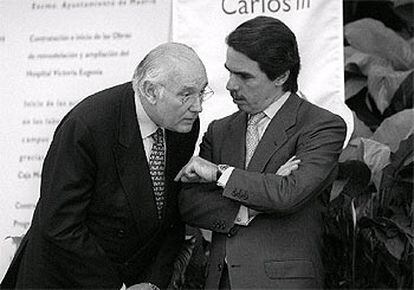 Romay Beccaría y Aznar, en 1999, cuando el primero era ministro de Sanidad.