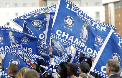 Los aficionados del Leicester City celebran el título de la Premier League inglesa.