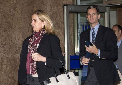 GRA521. PALMA DE MALLORCA, 11/01/2016.- La infanta Cristina y su esposo, I&ntilde;aki Urdangar&iacute;n (d), a su salida de la sala del juicio del caso N&oacute;os, en el que est&aacute;n acusadas 18 personas, y que ha comenzado hoy en la Escuela Balear de la Administraci&oacute;n P&uacute;blica (EBAP) en Palma. El juicio del caso N&oacute;os ha quedado suspendido hasta el 9 de febrero, cuando se retomar&aacute; con la declaraci&oacute;n de los testigos, pero antes el tribunal resolver&aacute; si se mantiene la acusaci&oacute;n contra la infanta Cristina o queda exonerada del banquillo. EFE/Cati Cladera