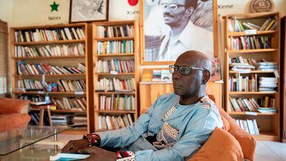 Boubacar Boris Diop, la semana pasada en su despacho de su casa de Dakar.