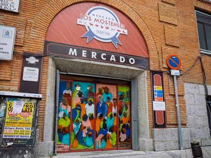 Puerta del mercado de los Mostenses con la obra de Elena Sanmiguel Urbina