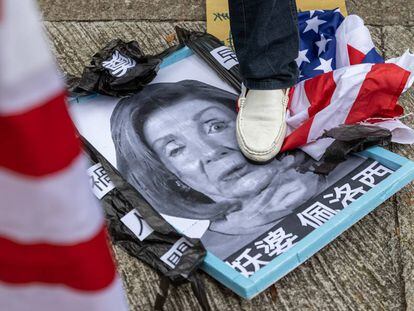 Un grupo de manifestante pro-China pisa una foto de Nancy Pelosi, frente al Consulado General en Hong Kong, en China, este miércoles.