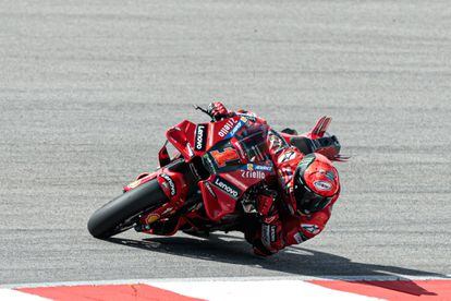 Pecco Bagnaia, con su Ducati durante los test de Portimão.