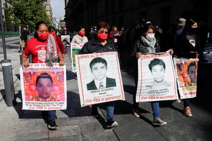 La madre de Christian Rodríguez, uno de los 43 estudiantes desaparecidos de Ayotzinapa, sostiene un cartel fuera del Palacio Nacional de México.