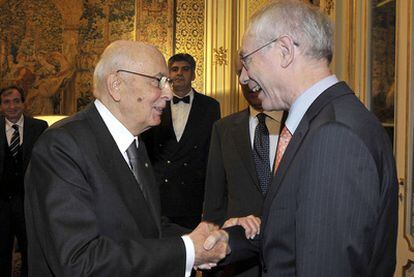 Giorgio Napolitano (izquierda) saluda a Herman van Rompuy ayer en Roma.