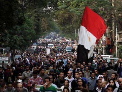 Egipcios asisten al funeral de Gaber Salah, muerto en los enfrentamientos del lunes.
