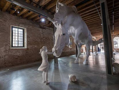 Venecia, Italia - 10 de mayo: Visión general en el Pabellón Argentino (57ª Exposición Internacional de Arte de la Bienal de Venecia) con la instalación de Claudia Fontes "El problema del caballo". Foto de