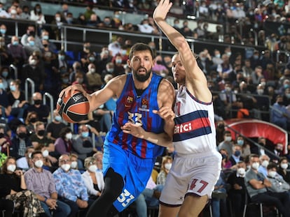 Mirotic se zafa de Kurucs durante el partido entre el Barcelona y el Baskonia.