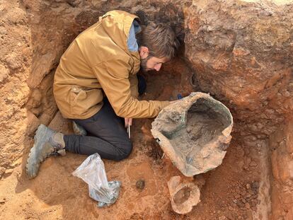 El investigador Pedro Miguel Naranjo desentierra un caldero de bronce en el yacimiento tartésico de Casas del Turuñuelo, en Guareña (Bajadoz).