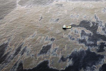 Vista aérea del vertido provocado por un pozo de Chevron en el litoral brasileño.