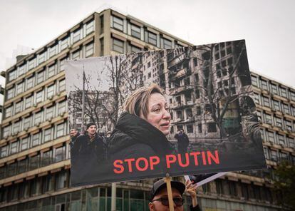 Un manifestante sostiene una pancarta que insta a parar al presidente ruso, Vladímir Putin, en alusión a la guerra de Ucrania, en Belgrado, el 28 de mayo.