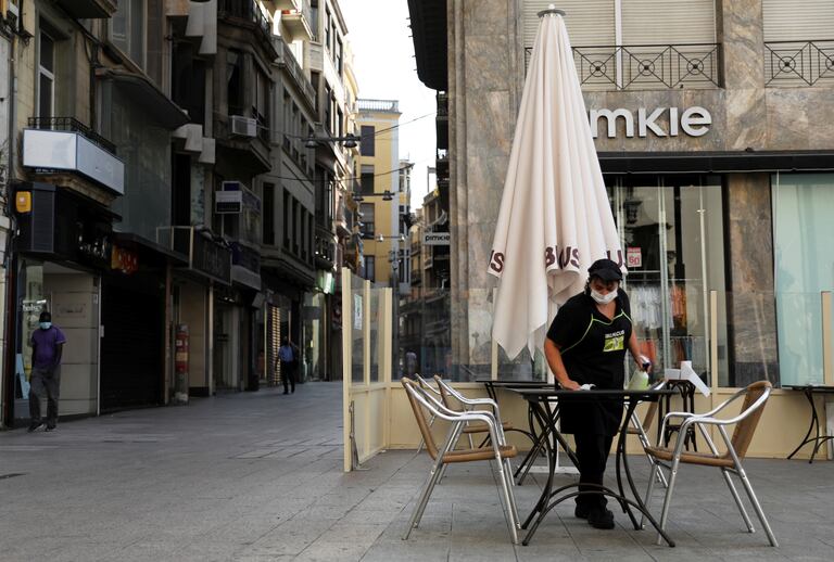 Una camarera desinfecta una mesa en una terraza de Lleida este lunes.