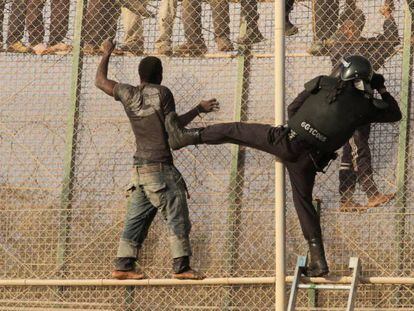 Imagen de archivo de una actuación policial ante un intento de asalto a la valla de Melilla.
