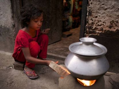 Bithi, de 12 años, prepara la comida para toda su familia en un slum de Dacca, Bangladesh.