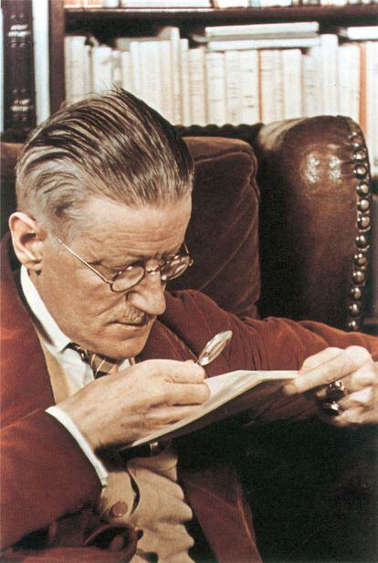 El escritor James Joyce fotografiado por Gis&egrave;le Freund en 1939.