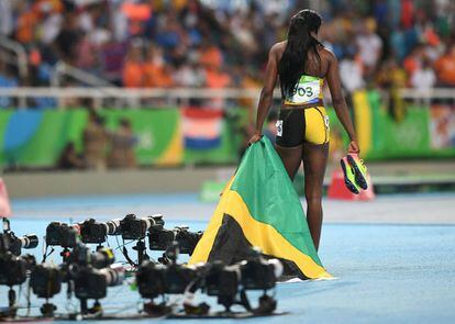 La jamaicana Elaine Thompson celebra su victoria tras la final de los 200 m.