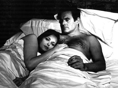 Imagen de la película 'El amor y otras soledades', dirigida por Martín Patino y protagonizada por Javier Estrada y Lucia Bosé (ambos en la imagen).