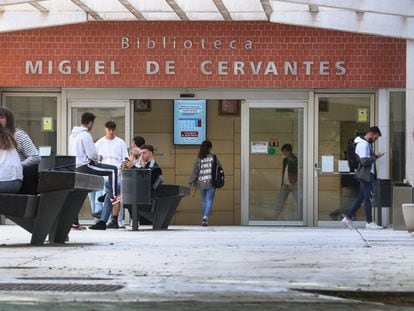 Estudiantes delante de una biblioteca en el campus de la Universidad Rey Juan Carlos en Vicálvaro (Madrid).